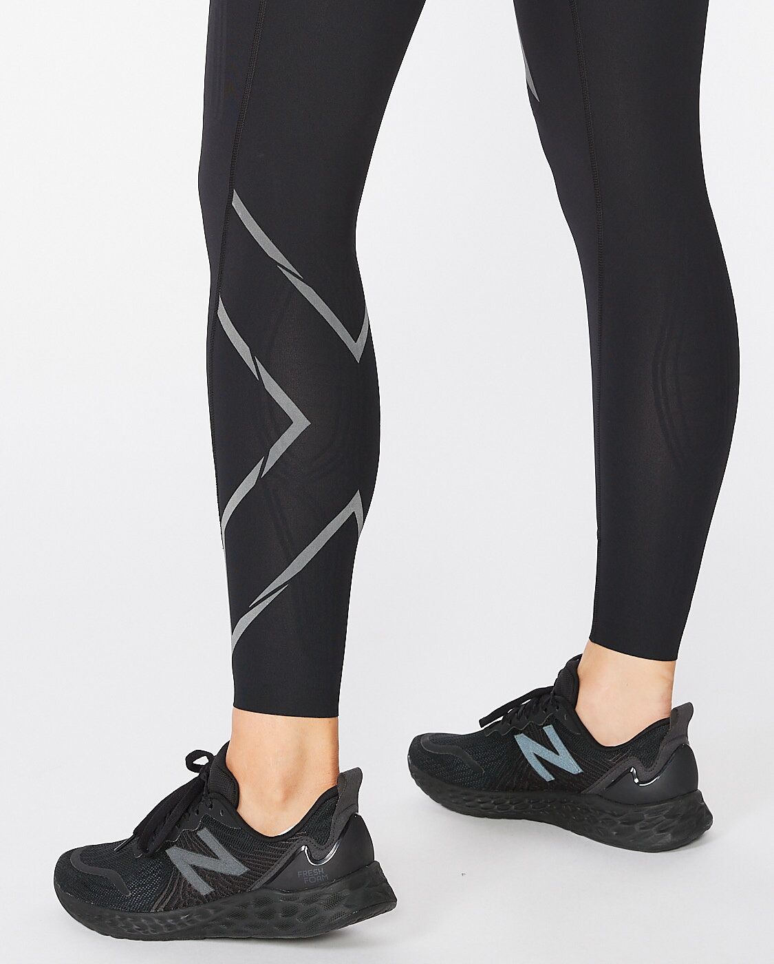 2XU South Africa - Women's Light Speed Mid-Rise Compression Tights - Black/Black Reflective